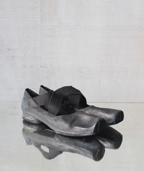 Black sculptural ballet-style shoes with textured heels from Uma Wang's Bizarros collection, reflecting the brand’s artisanal and vintage-inspired footwear design.